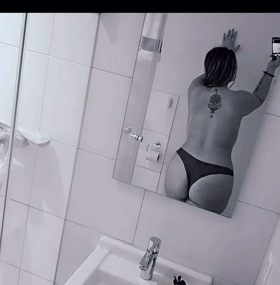 Melina, 28